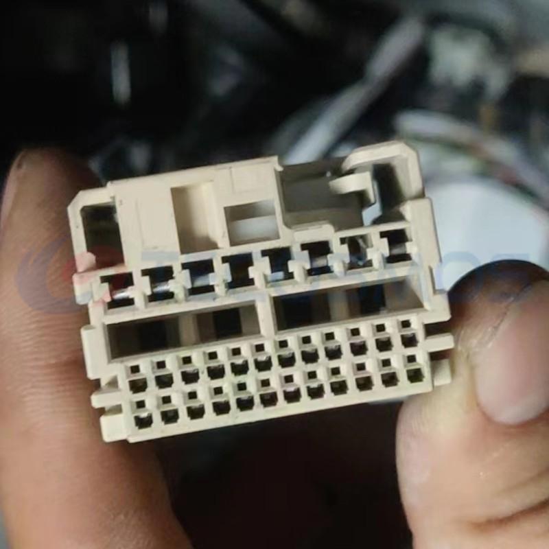 Car Connector For Fuse box plug apricot 32 pin CT32-0031M-1