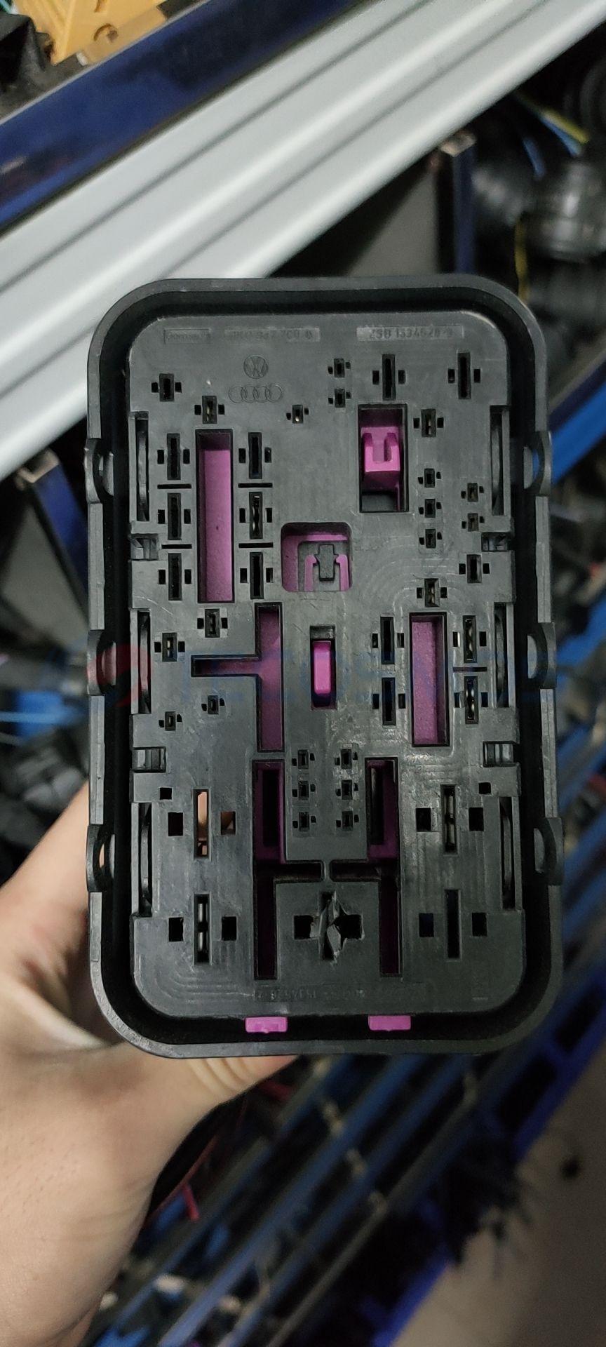 Car Connector For Volkswagen Tiguan machine compartment fuse box 1K0937700B 40 pin CT40-0007M